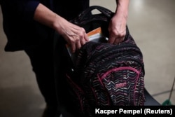 Мама складає дитині наплічник