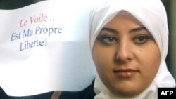 یک زن سوری مخالف قانون لائیسیته در مدارس فرانسه، مقابل سفارت فرانسه در دمشق، سال ۲۰۰۴ 