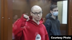 Artyom Kamardin (left) and Yegor Shtovba in a Moscow courtroom on December 27.