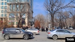 Әсерлі сезілген жерасты дүмпуінен кейін ғимараттан дүрліге көшеге шығып кеткен адамдар. Алматы, 4 наурыз, 2024 жыл.