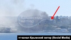 Raketa darbesinden soñ Rusiye Qara deñiz flotunıñ ştab binası yanında tuman. Aqyar, 2023 senesi sentâbrniñ 22-si