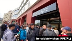 عکسی از مراجعۀ مردانی اوکراینی در پراگ به ادارۀ خدمات گذرنامه پس از تصویب قانون جدید سربازگیری