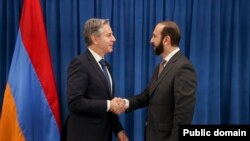 Министр иностранных дел Армении Арарат Мирзоян (справа) и госсекретарь США Энтони Блинкен