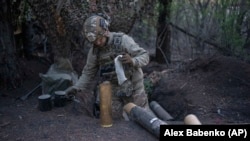 Український 20-річний військовослужбовець із позивним «Промінь» (бригада «Азов») готує снаряди для гаубиці OTO Melara Mod 56 на передовій на Кремінському напрямку, Донецька область, Україна. 11 квітня 2024 року