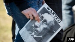 یک پوستر اعتراضی علیه پوتین در تظاهرات هانوفر آلمان