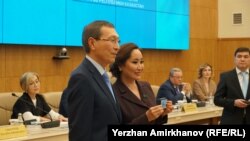 Karakat Abden Merkezi saýlaw komissiýasynyň başlygy Nurlan Abdirowyň elinden, Mejlisiň deputatlyk şahadatnamasyny alandan soň. Astana, 2023-njy ýylyň 28-nji marty.