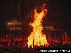 Mähelle oduň alawlap ýanşyny synlaýar.