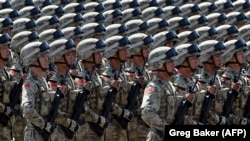 Солдаты маршируют на военном параде в Пекине, Китай, 3 сентября 2015 года
