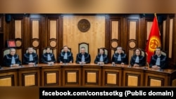 Кыргызстандын Конституциялык сотунун азыркы курамы. Төрага Эмил Өскөнбаев ортодо.