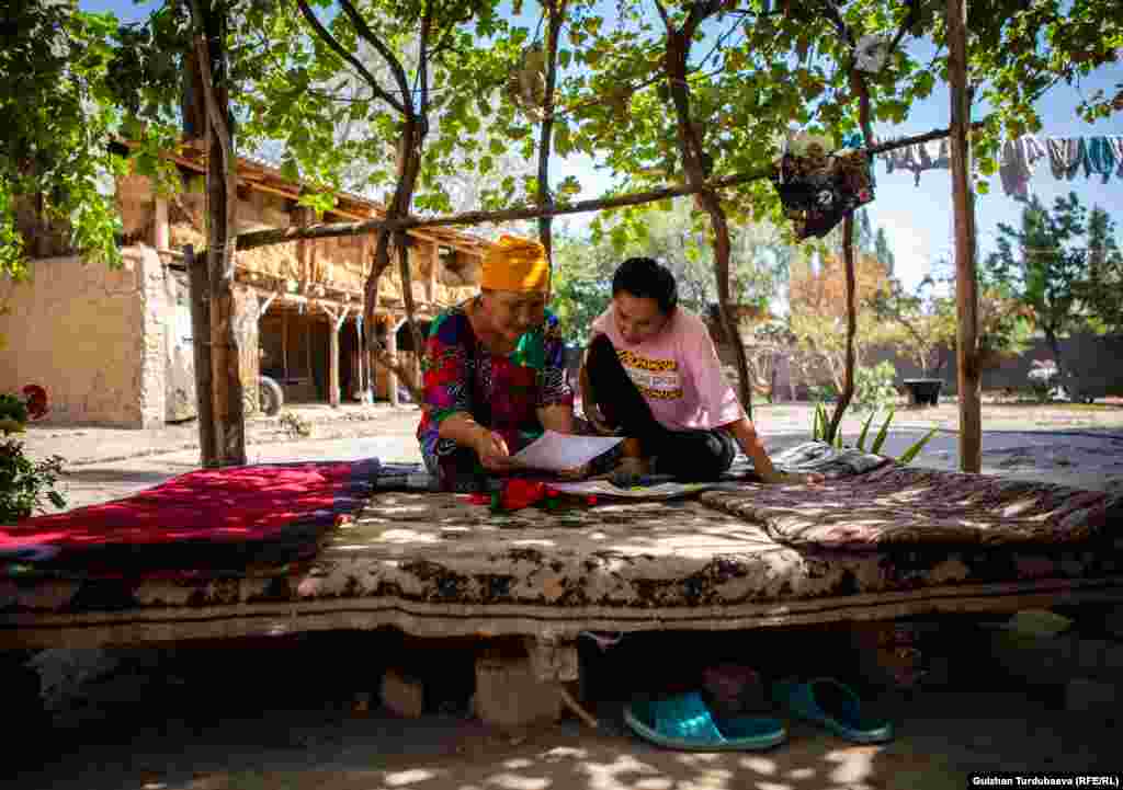 Асема чоң апасы менен.&nbsp;