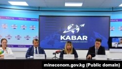 Юстиция министрлигинин, Экономика жана коммерция министрлигинин жана Мамлекеттик салык кызматынын өкүлдөрү. 3-август, 2023-жыл.