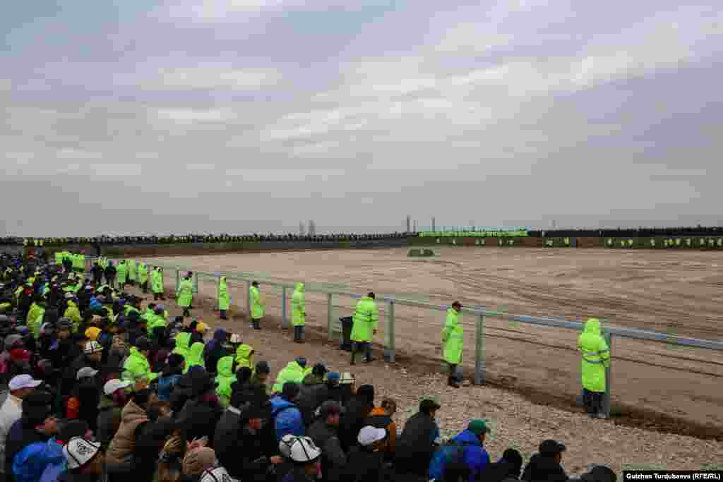 Финалдык беттеш алдында президент Садыр Жапаров&nbsp;ат майдандын курулушуна капсула салды.