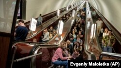 Орус армиясынын соккуларынан метродо жашырынууга аргасыз болгон тургундар. 29-май, 2023-жыл. Киев.