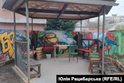 Готова альтанка у внутрішньому дворі