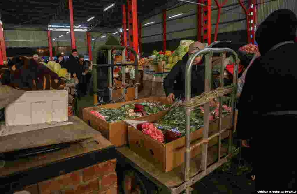 Гүл саткан соодагерлердин жумушу таң азандан башталат. Алар күн сайын жаңы гүлдөрдү алып келишет.&nbsp; &nbsp;