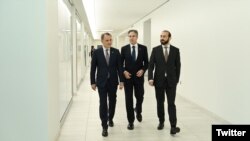 Госсекретарь США Энтони Блинкен (в центре) и министры иностранных дел Азербайджана и Армении, Джейхун Байрамов и Арарат Мирзоян, Арлингтон, США, 27 июня 2023 г.