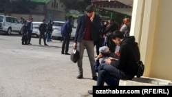 Желающих оформить загранпаспорт так много, что в считанные дни очереди растягиваются на месяцы. (Фото из архива) 