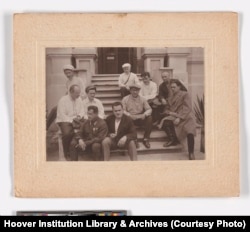 Лаврентий Берия (слева, в среднем ряду), рядом с ним Нестор Лакоба (в белой рубашке и кепке)