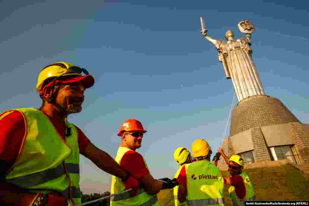 Внизу їх страхує інша команда монтажників&nbsp;