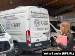 У черзі українці чекають по два місяці, кажуть волонтери