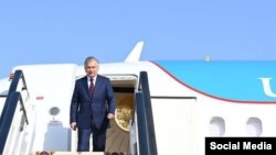 Ուզբեկստանի նախագահ Շավքաթ Միրզիյոևն իջնում է օդանավից, արխիվ