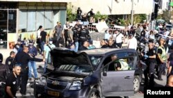 За даними очевидців, водій спочатку збив пішохода, який переходив вулицю, а потім наїхав на групу людей і врізався в огорожу