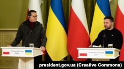 Президент України Володимир Зеленський і прем’єр-міністр Польщі Матеуш Моравецький (ліворуч). Київ, 24 лютого 2023 року
