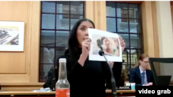 گلریز قهرمان، نماینده ایرانی تبار حزب سبز در پارلمان نیوزیلند در حال نشان دادن عکس مهسا امینی در بیمارستان به سفیر جمهوری اسلامی. 