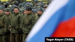 Seferber etilgen rusiyeliler «Kazan Ekspo» sergi merkezinde Ukrayınağa yollanğanda, 2022 senesi oktâbrniñ 23-ü, TASS fotoresimi