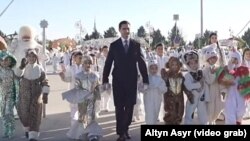 Prezident Serdar Berdimuhamedowyň gatnaşmagynda Türkmenistanyň baş arça agajynyň öňündäki Täze ýyl dabarasy. Aşgabat, 2023-nji ýylyň 28-nji dekabry. (Döwlet telewideniýesiniň gepleşiginden alnan pursat)