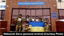 Олександр Зарва з побратимами