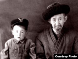 Сапаралы Молдобаев небереси Дөөлөтбек менен. 1957-жыл. 