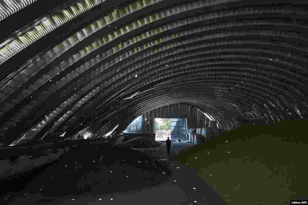 Талкаланган кампанын ичинде турган жумушчу.&nbsp;