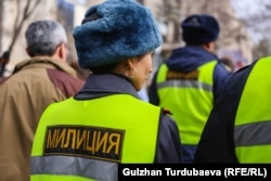 Акциянын коопсуздугун милиция кызматкерлери камсыз кылып, жүрүштүн катышуучуларын коштоп басты.