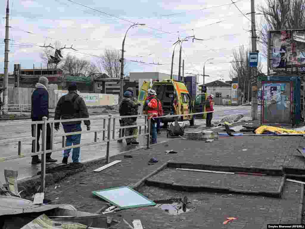 Повідомляється, що уламки від снарядів уразили людей, які перебували на автобусній зупинці