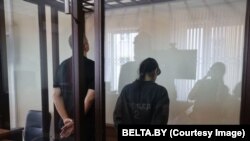 Внесені до «списку екстремістів» журналіст Павло Можейко та адвокатка Юлія Юргилевич у суді (архівне фото)