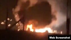 Скріншот з відео. Схоже на те, що освітлювальні ракети були випущені з російського гелікоптера після того, як на світанку 17 жовтня Сили оборони України завдали удару по аеродрому в окупованому Бердянську ракетами ATACMS, наданими США