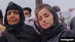 زینب مولائی‌ راد، مادر کیان پیرفلک (راست) در کنار مادر مجاهد کورکور