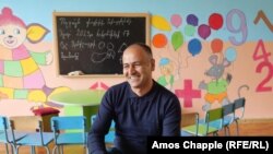 Դպրոցի տնօրեն Զոհրաբ Մաղաքյանը նախադպրոցականների համար նախատեսված դասարանում, որը ձևավորել են ուսուցիչները, ծնողները և աշակերտները: