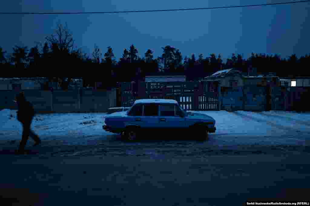 Вуличне освітлення відсутнє і ходити без ліхтарика по селу важко.