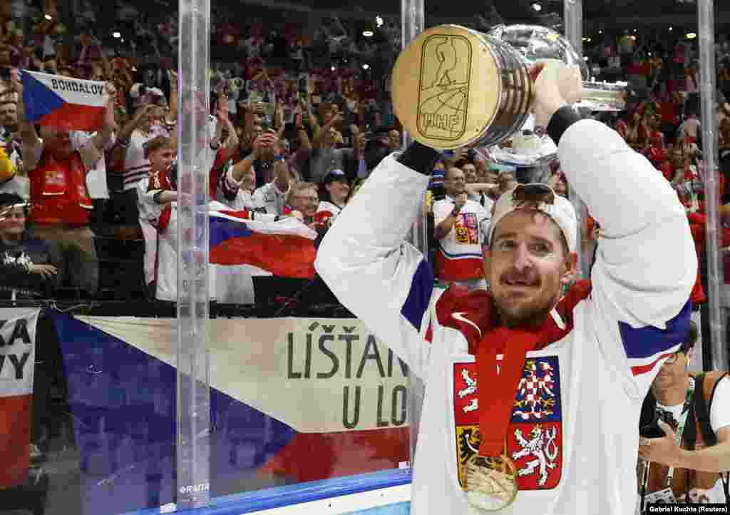 رومن چرونکا، جام قهرمانی جمهوری چک را بر سر دست برده است 