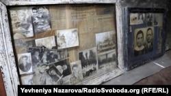 Евакуйовані істориками пано з родинними фото