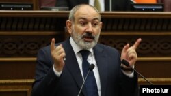 У відповідь на репліку опозиціонерів, чому б не вийти з ОДКБ, Нікол Пашинян сказав: «ми вийдемо. Ви мене цим лякаєте?»