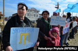Krymlylar ellerinde "referenduma" garşy Krym tatarlarynyň nyşanlaryny we protest ýazgylary saklaýarlar, 2014-nji ýylyň 14-nji marty.