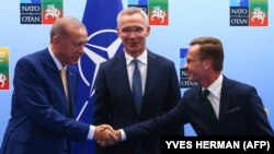 نخست‌وزیر سوئد (راست) در کنار دبیرکل ناتو و رئیس‌جمهور ترکیه