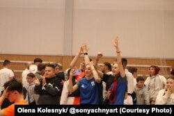 Українські вболівальники на турнірі з карате у місті Градец Кралове, Чехія. 2024 рік