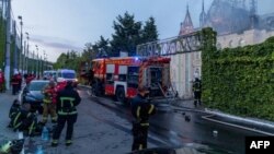 Українські рятувальники ліквідовують наслідки російського удару по Одесі, 29 квітня 2025 року