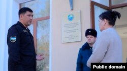 Улуттук гвардиянын офицери мектептерди биринде. Өзбекстан, 14-февраль 2024-жыл (өзбек Улуттук гвардиясынын сайтынан алынган сүрөт)
