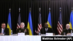 لوید آستین و مارک میلی (وسط)، در میان وزرای دفاع اوکراین (راست) و آلمان در رامشتاین، آوریل ۲۰۲۳