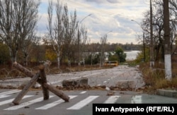 Вид на Дніпро та міську набережну з проспекту Незалежності у Херсоні. Прохід до річки для цивільних обмежений, листопад 2024 року